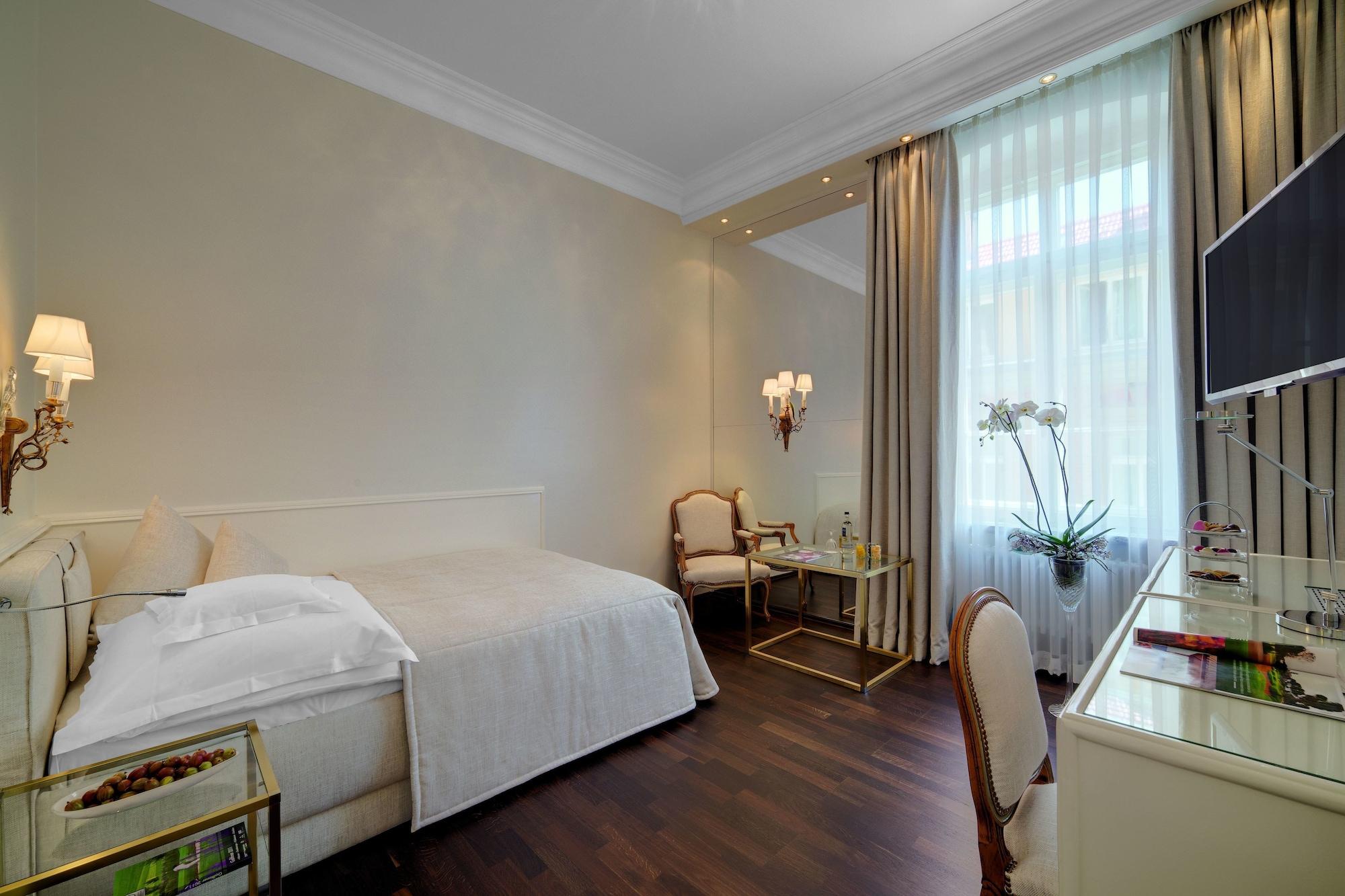 Hotel Europaeischer Hof Heidelberg, Bestes Hotel Deutschlands In Historischer Architektur Bagian luar foto A room at the Hotel de la Paix