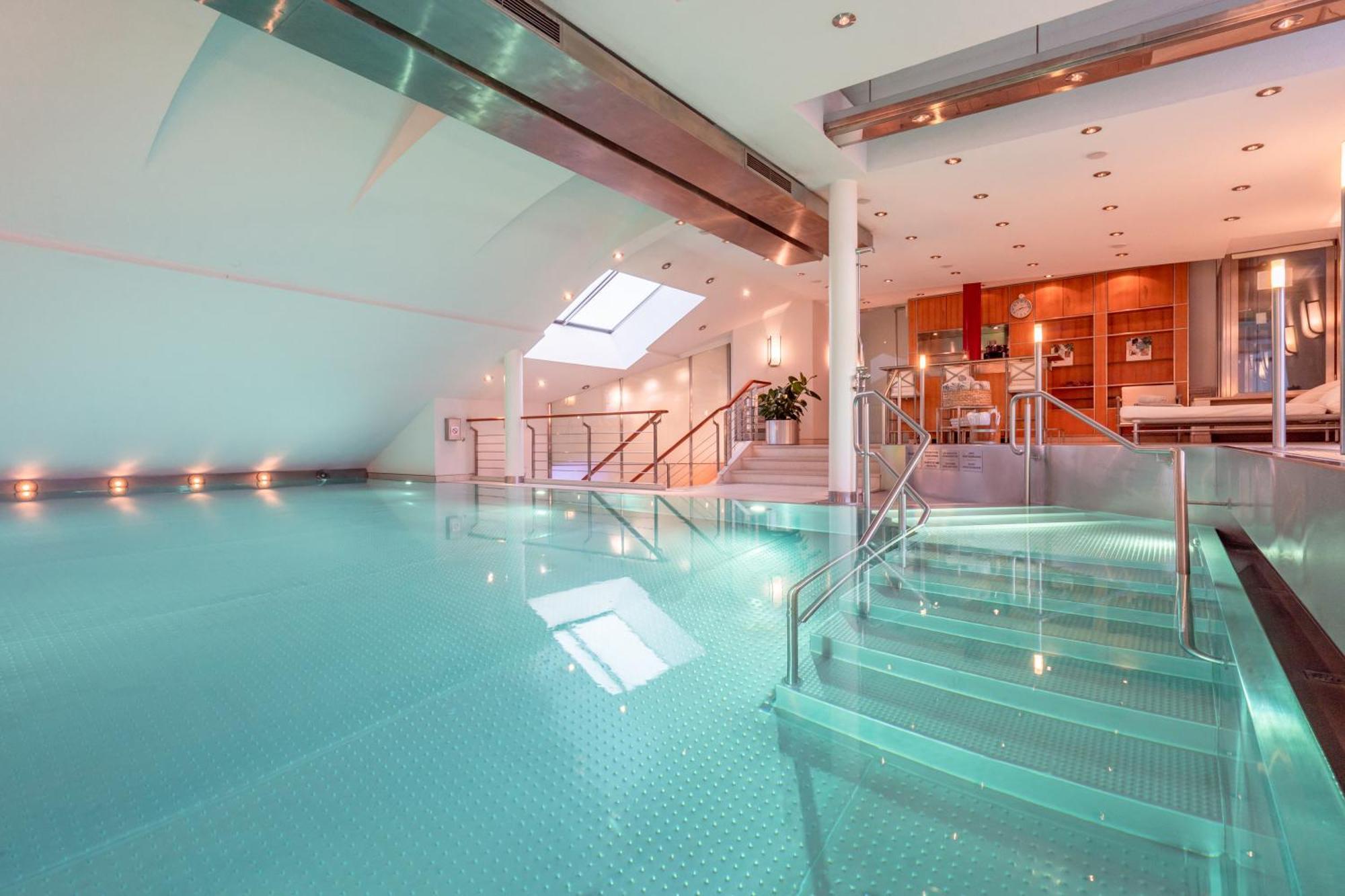 Hotel Europaeischer Hof Heidelberg, Bestes Hotel Deutschlands In Historischer Architektur Bagian luar foto The swimming pool